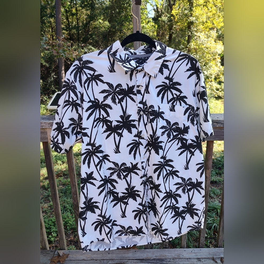 XL Men's Rue21 Black and White Tropical Print Button Down Shirt